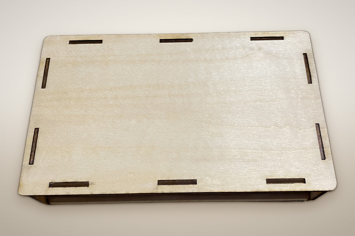 Holzbox mit Klappdeckel aus Lindenholz – Deckel mit Wunschmuster oder Gravur, ca. 18,5 × 11 × 3,5 cm