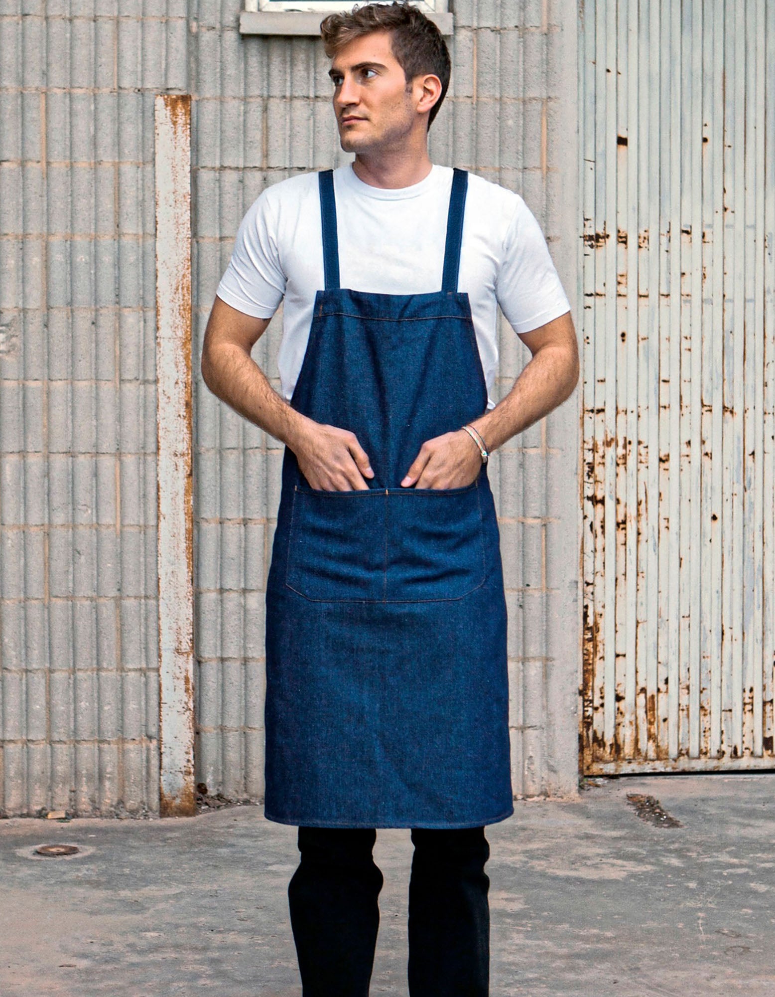 Hobby apron with cross bands and pocket