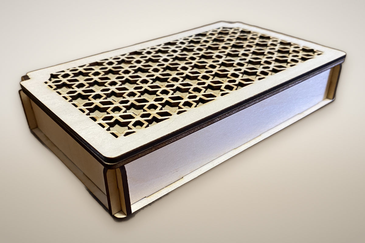 Holzbox mit Klappdeckel aus Lindenholz – Deckel mit Wunschmuster oder Gravur, ca. 18,5 × 11 × 3,5 cm