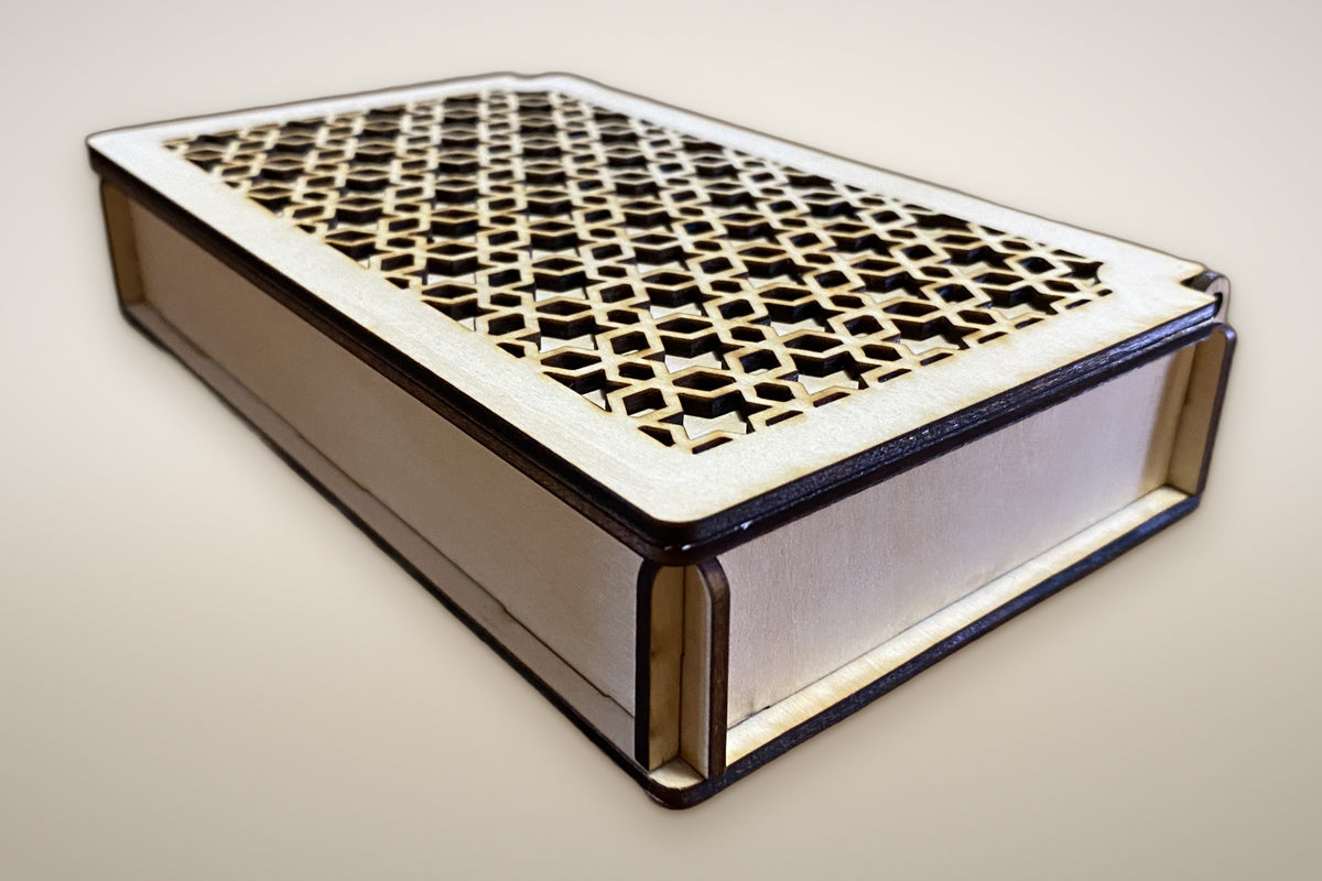 Holzbox mit Klappdeckel aus Lindenholz – Deckel mit Wunschmuster oder Gravur, ca. 18,5 × 11 × 3,5 cm