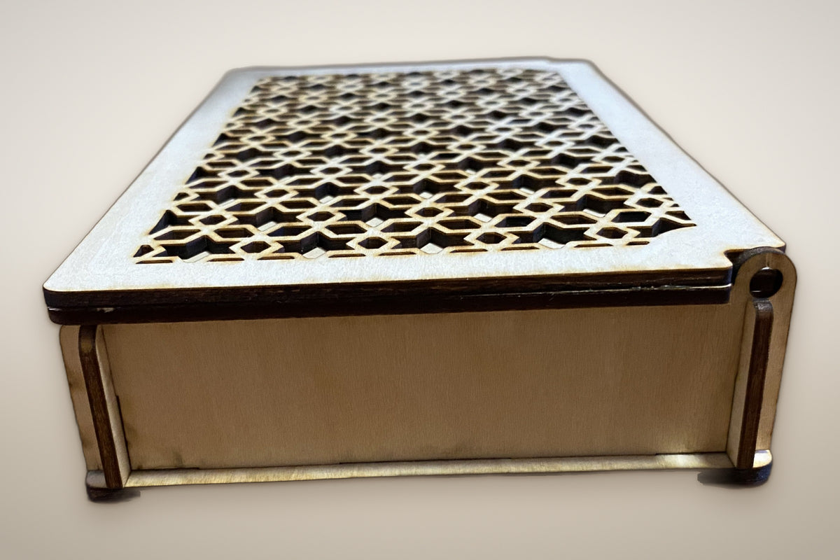 Holzbox mit Klappdeckel aus Lindenholz – Deckel mit Wunschmuster oder Gravur, ca. 18,5 × 11 × 3,5 cm