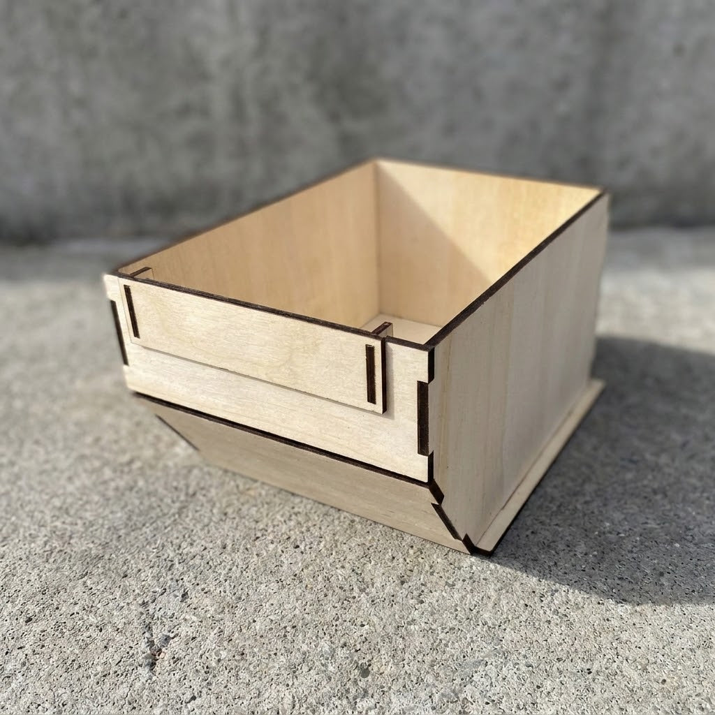 Sortierbox aus Lindenholz mit Beschriftungsschild – Aufbewahrungsbox im Werkstatt-Look, ca. 14,5 × 8,5 × 11 cm, gravierbar